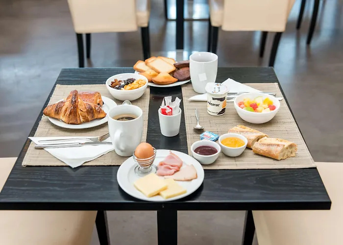 Western De La Cite & 3*