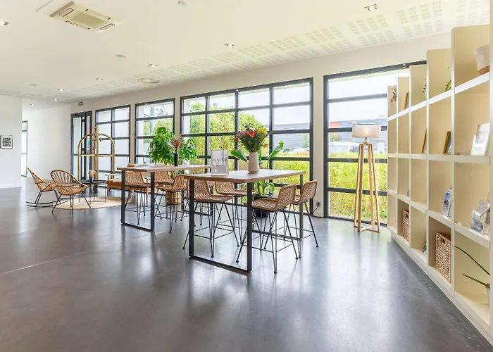 Western De La Cite & 3*