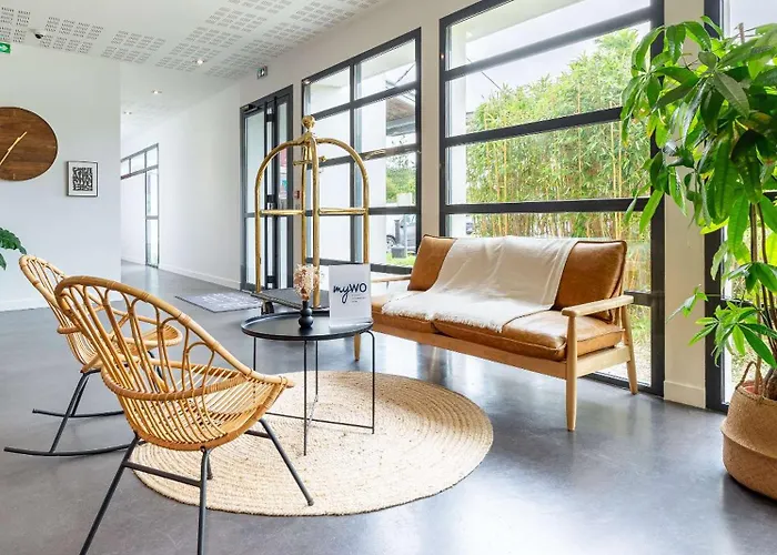 Western De La Cite & 3*