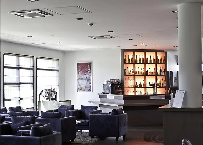 Western De La Cite & 3*