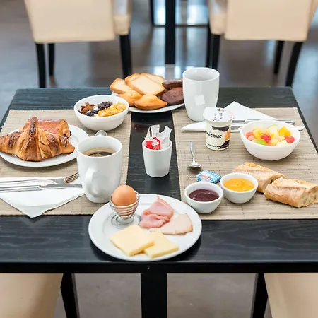 Western De La Cite & 3*