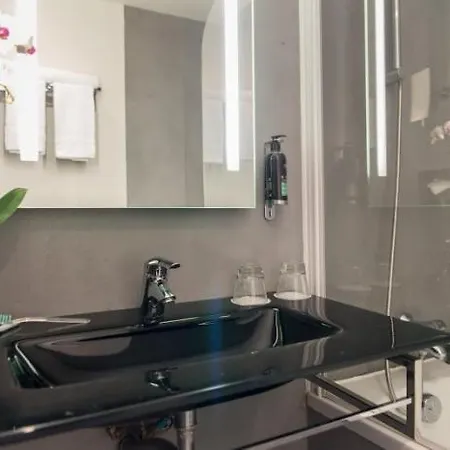 Western De La Cite & 3*