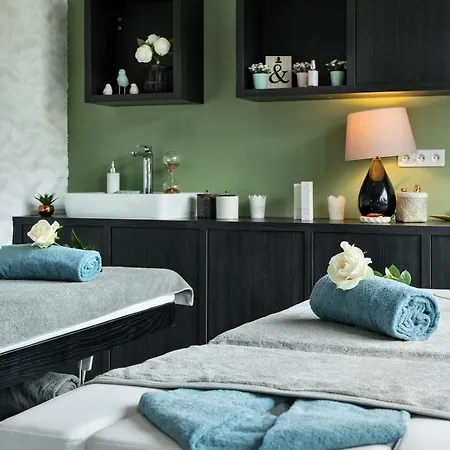 Western De La Cite & 3*