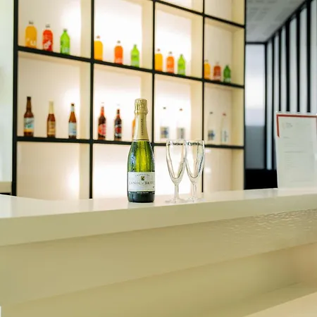 Western De La Cite & Hotell 3*