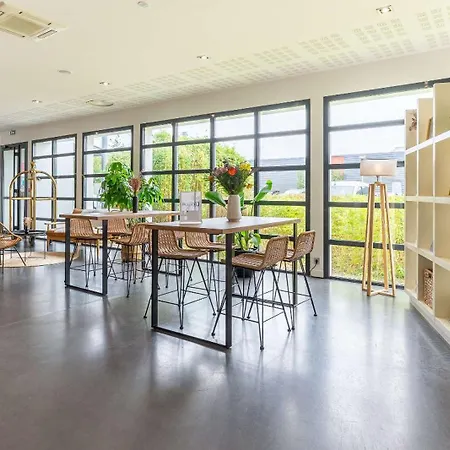 Western De La Cite & 3*