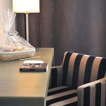 Western De La Cite & 3*