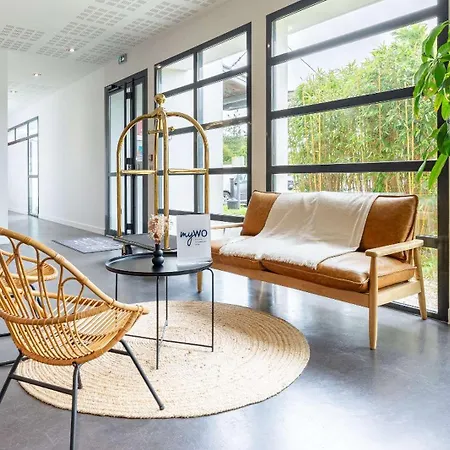 Western De La Cite & 3*