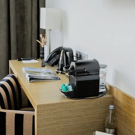 Western De La Cite &