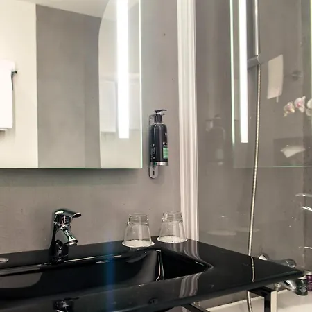 Western De La Cite & מלון 3*
