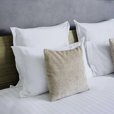 Western De La Cite & 3*