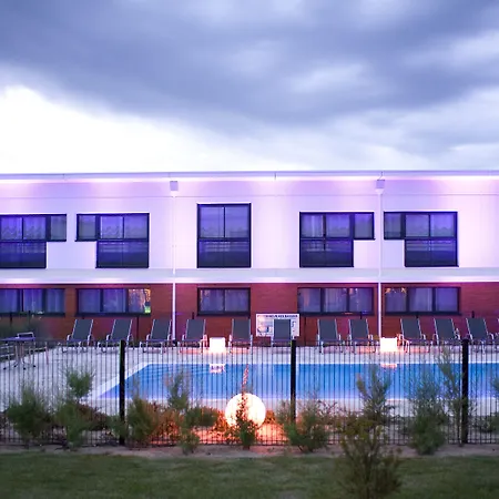 Western De La Cite & 3*