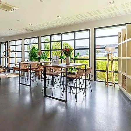 Western De La Cite & 3*
