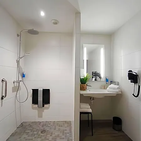 Western De La Cite & 3*