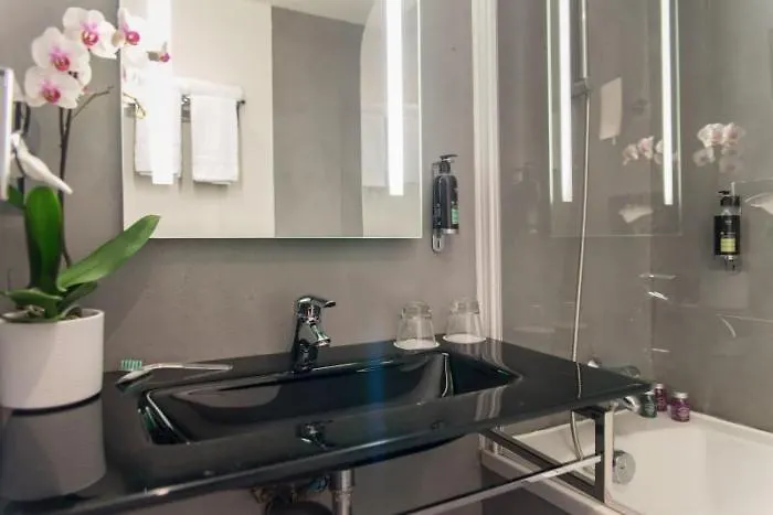 Western De La Cite & 3*