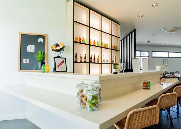 Western De La Cite & Szálloda