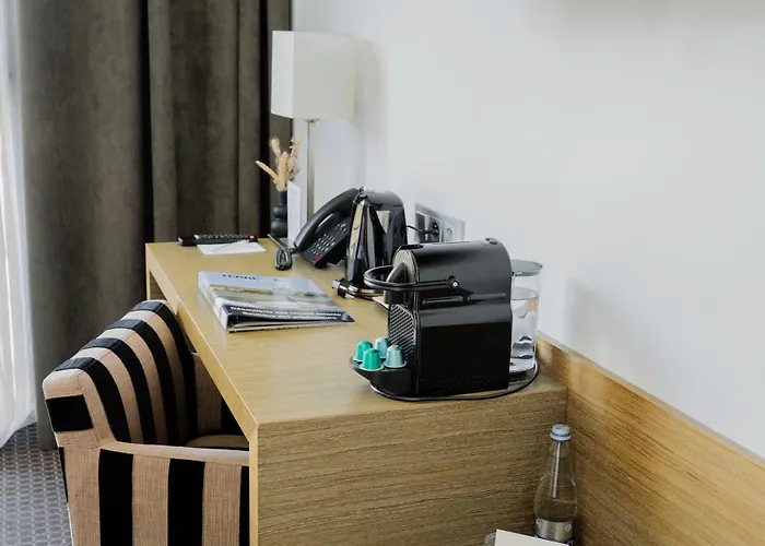 Western De La Cite &