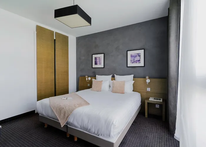 Western De La Cite & Szálloda