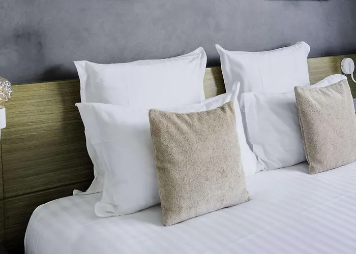 Western De La Cite & 3*