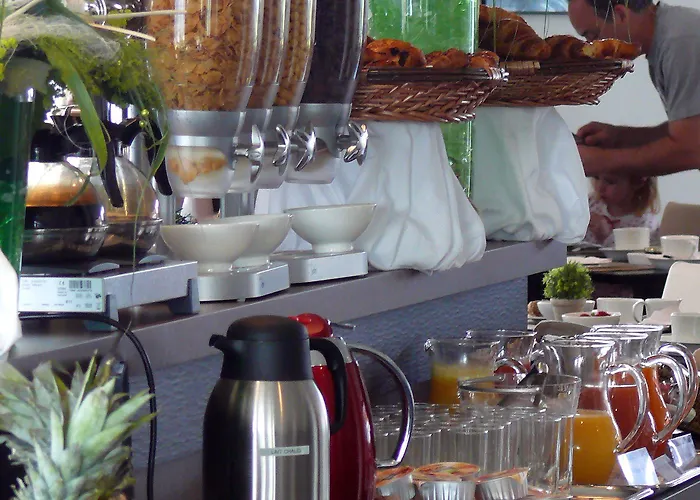 Western De La Cite & Szálloda