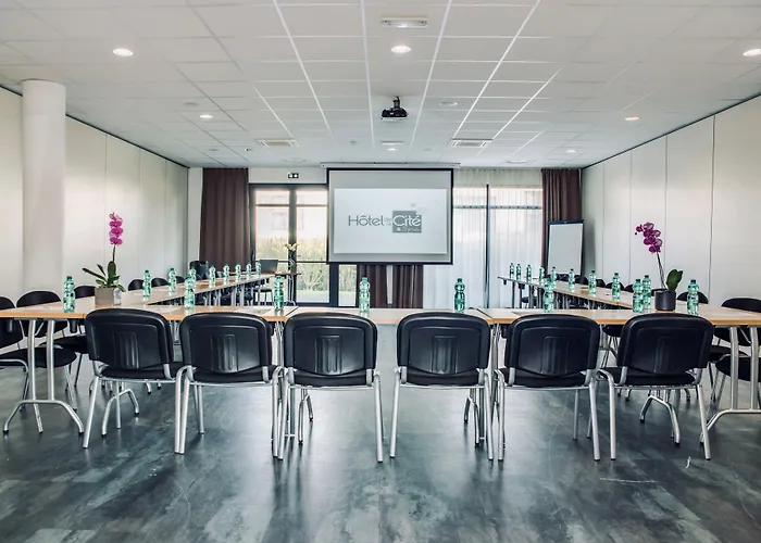 Western De La Cite & 3*